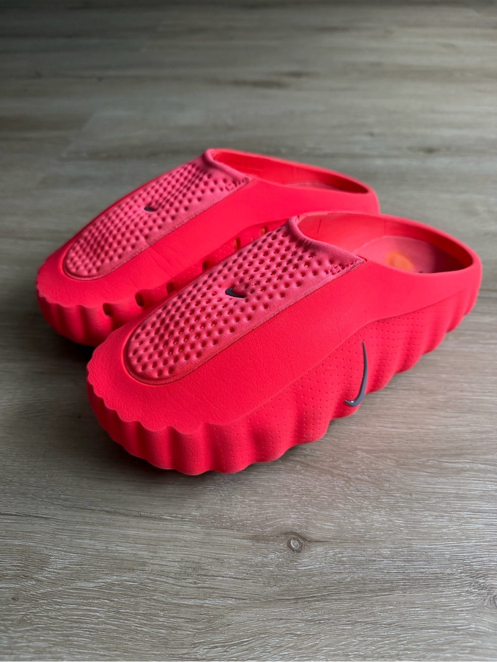 Nike Mind 001 solar red Pregame Mules M 7 W 8